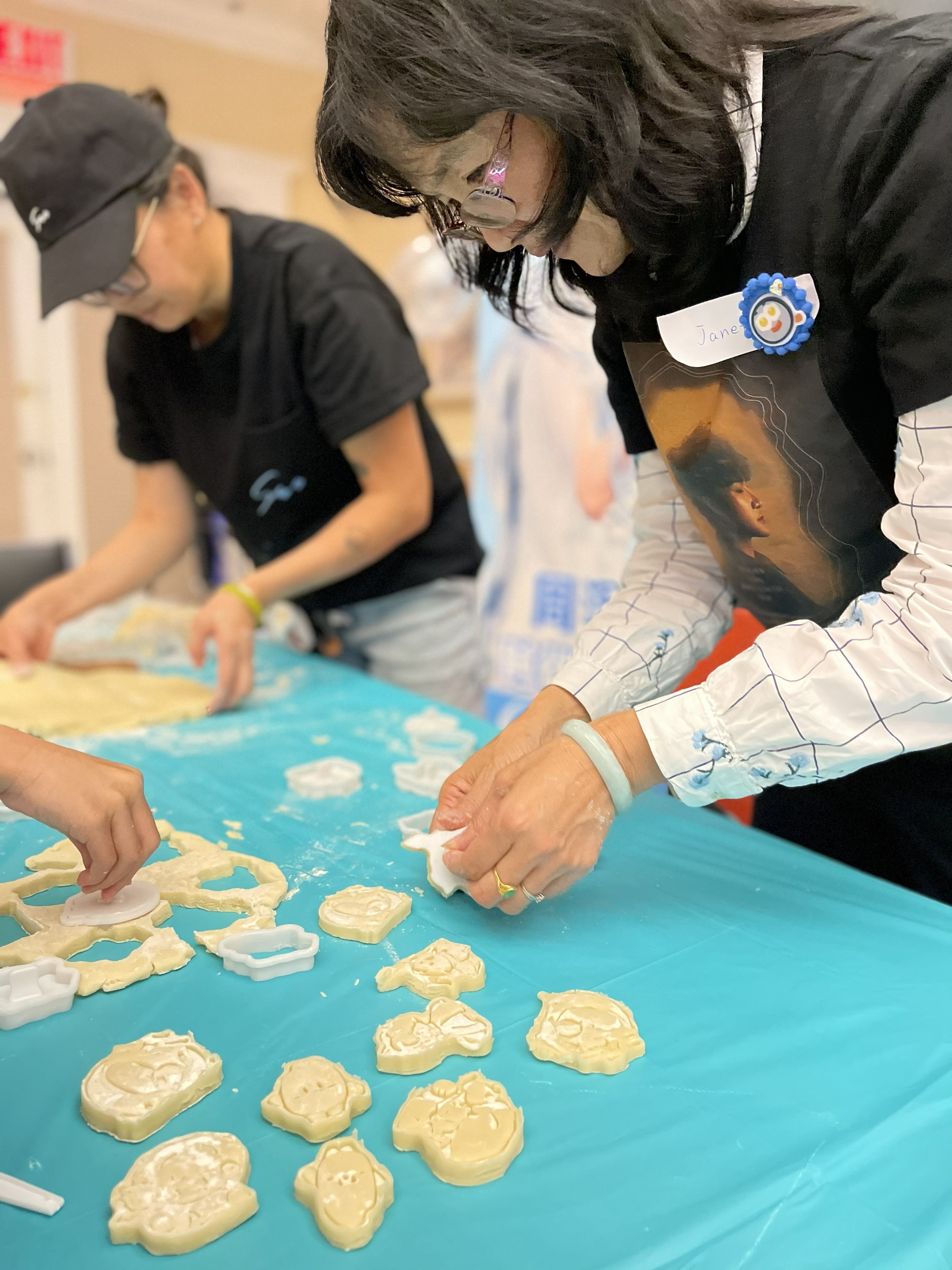 Vancouver ShengMi members learning baking together.