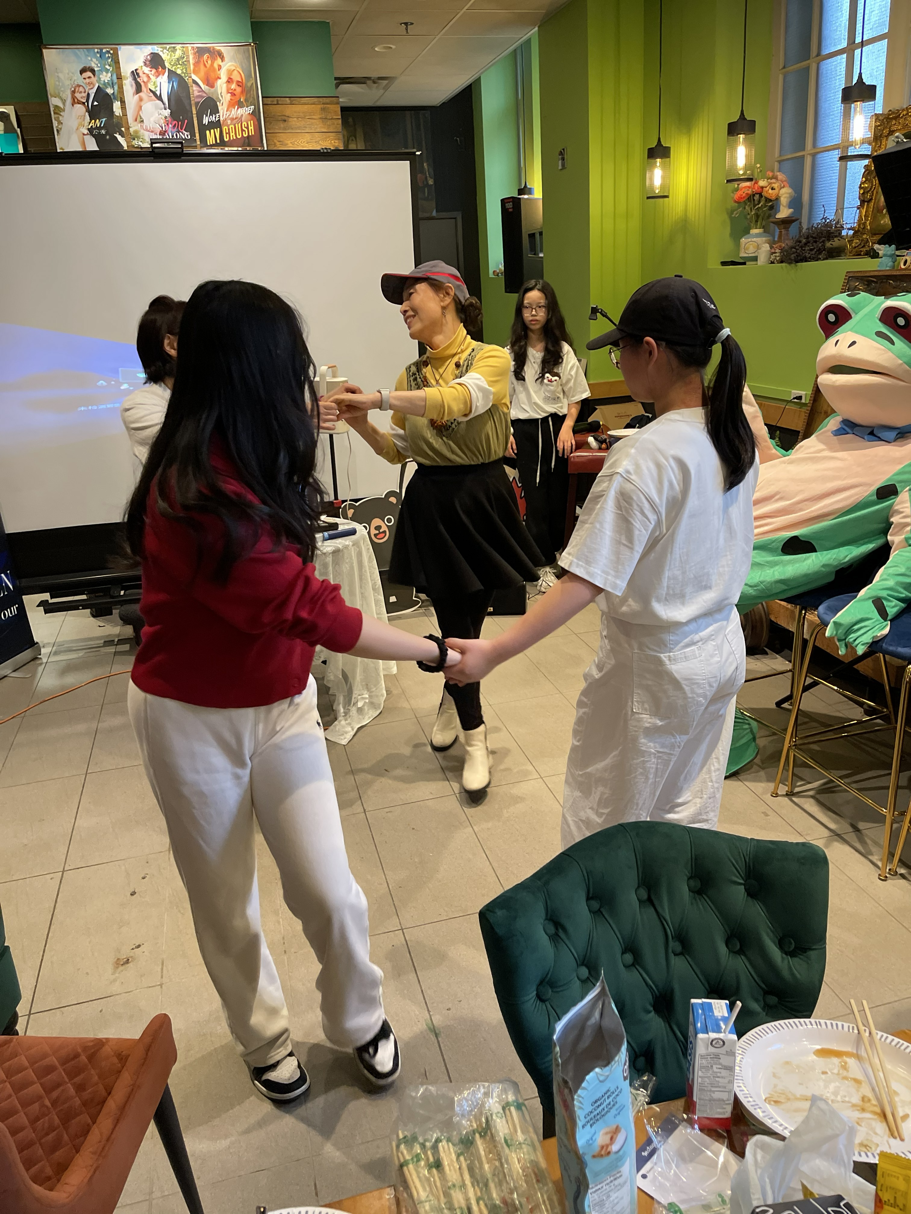 Vancouver ShengMi members in a free dance class.