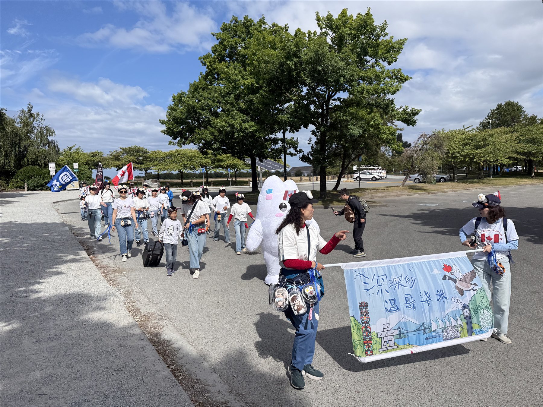 Vancouver Shengmi members entering the Steveston Salmon Festival Parade together.