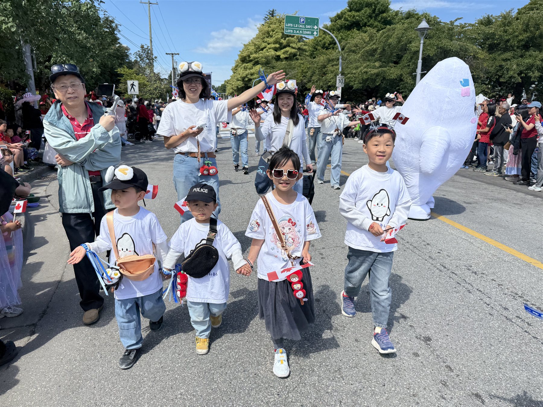 温哥华生米的小成员们一起走在 Steveston 游行队伍里。