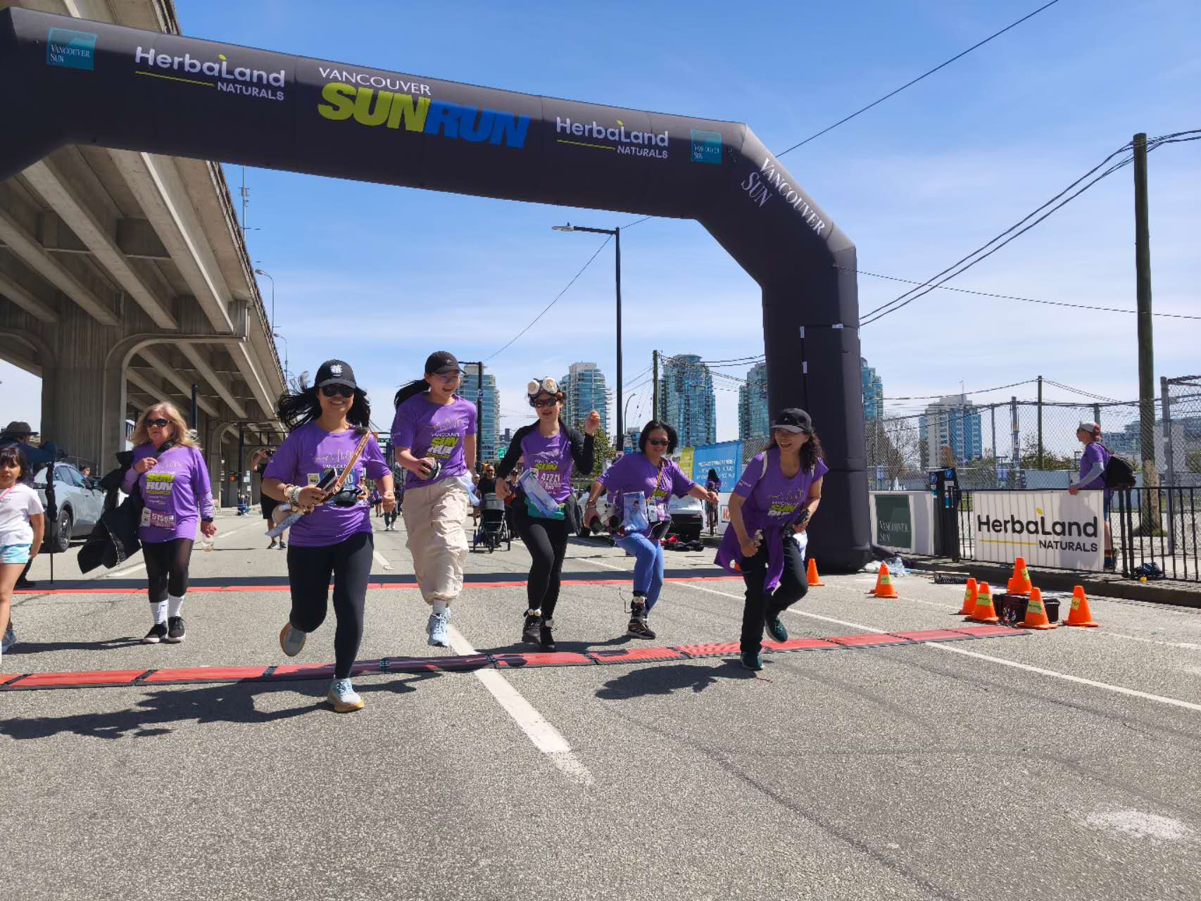 Sun Run event moment with Vancouver ShengMi members.